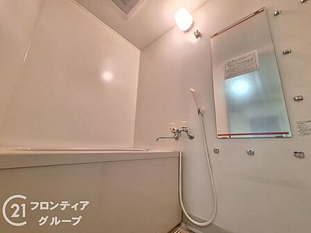 白を基調とした清潔感あふれるバスルームは、一日の疲れを優しく癒やしてくれます。ゆったりとした浴槽に浸かりながら、心からリラックスできる至福のプライベートタイムをお楽しみください