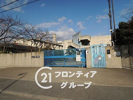 枚方市立川越小学校まで徒歩約10分。毎日の通学に適した安心の距離感です。周辺は閑静な住宅街で、お子様がすくすくと育つ落ち着いた環境が整っています。 870m