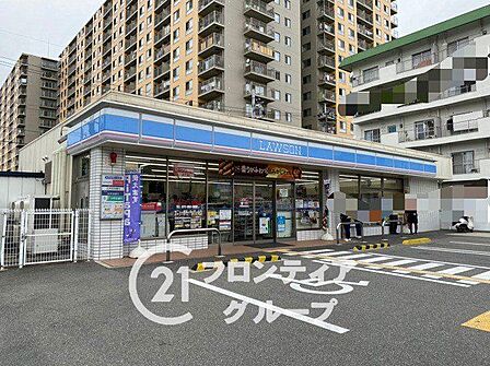 徒歩約6分（約481m）の場所にある便利で身近な「ローソン 枚方楠葉花園町店」。急なお買い物や深夜・早朝の振込・宅配便の手続きなど、日常のちょっとした用に役立ちます。 1230m