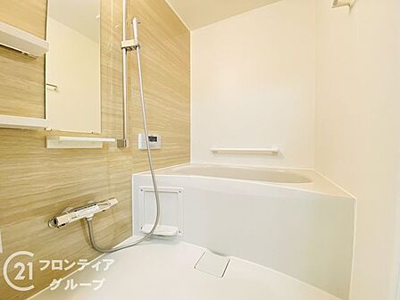 木目調のパネルが温かみを演出するバスルームは、一日の疲れを癒す究極のリラックス空間です。ゆったりと足を伸ばせる浴槽に浸かれば、心身ともに解きほぐされるような贅沢なバスタイムを心ゆくまで堪能できます
