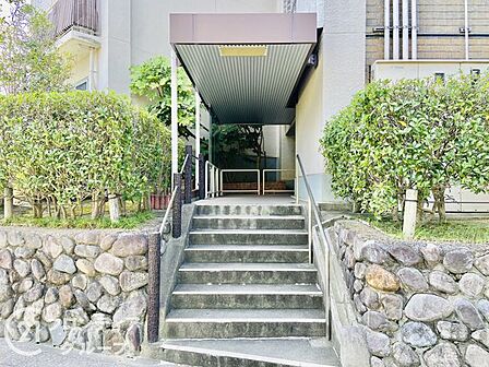 落ち着いた雰囲気のエントランスは、訪れる人に心安らぐ空間を提供し、温かく迎えてくれます！