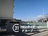 周辺：枚方市立杉中学校 文武両道を掲げる杉中学校は、部活動や学習に打ち込める静かな環境が魅力です。広い校地で仲間と共に汗を流す経験は、お子様の将来にとってかけがえのない財産になることでしょう 1790m
