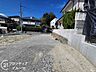 外観：現地、前道の様子です。駅までの道のりや小・中学校、商業施設といった日常の生活に関わる周辺施設も併せてご紹介いたします
