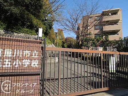 寝屋川市立第五小学校 徒歩11分。 880m