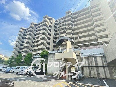 外観：落ち着いた色合いのタイルが美しく並び、周囲の景観と調和した上質な佇まいですね！青空のもとですっきりとそびえ立つフォルムが、毎日帰ってくる家族をやさしく出迎えてくれます