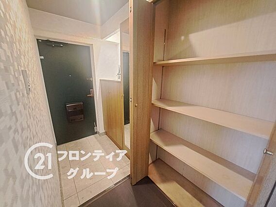 広々玄関で来客...