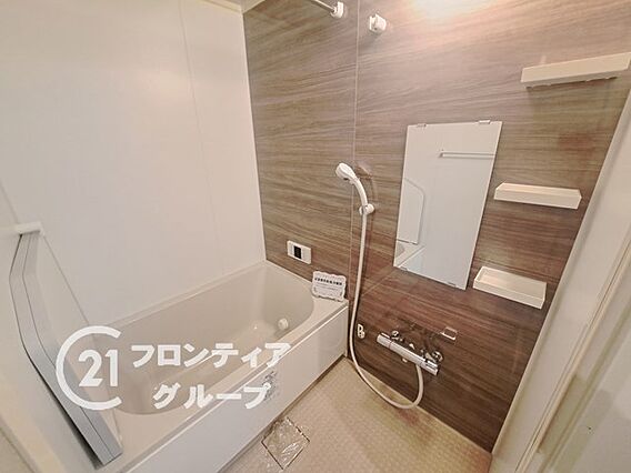 広めの浴室で新...