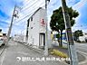 外観：【外観写真】シンプルで洗練された外観が特徴のモダンな一軒家です。直線的なフォルムと落ち着いた色合いが、都会的な雰囲気を演出しています。