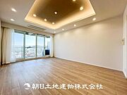 【リビング】1日の中で最も長い時間を過ごすことになるリビングだからこそ、いつも笑顔があふれる空間であるように。広々とした空間から幸せな未来を。