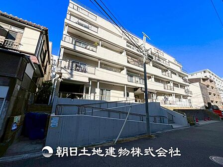 【外観写真】表現された空間はたくさんの光を浴び、風を感じ、暮らしの時間を豊かにしてくれます。デザインされた空間と競い合うかのような充実した建物と共に大切な家族の思い出を刻んでいきます。
