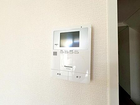 【モニター付きインターホン】モニター付きインターホンで来客者の顔が見れるのでお子様の留守番時にも安心できますね。