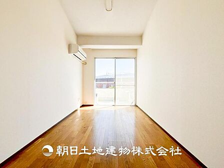 【居室】大切なご家族、招いた友人と過ごす大切な時間を差し込む光が優しく包み込む空間。大切な人とともに、心穏やかに過ごすひとときを味わってください。