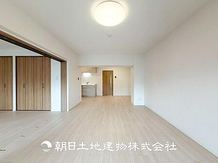 【リビング】開放的で明るい空間が広がるLDK。リビングには暖かな太陽が降り注ぎ、爽やかな住空間です。お友達を呼んでお茶をしたり、一緒に料理を楽しみながら楽しい時間を。