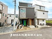 【外観写真】表現された空間はたくさんの光を浴び、風を感じ、暮らしの時間を豊かにしてくれます。デザインされた空間と競い合うかのような充実した建物と共に大切な家族の思い出を刻んでいきます。