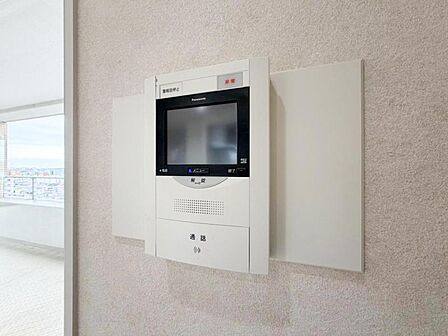 【設備】訪問者の確認が出来るので、セキュリティ対策にも最適のモニター付きインターホン。