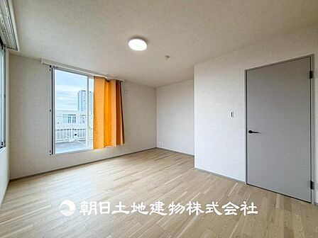 【居室】ご自宅で快適に過ごす条件は、一人ひとり違います。個性が強すぎないシンプルな内装とシンプルなデザインで統一しております。居住していく中であなただけの【幸せマイホーム】を創り上げて下さい。