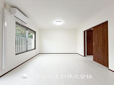 【リビング】大切なご家族、招いた友人と過ごすひと時を溢れる光が優しく包み込む空間。大切な人とともに、心穏やかに過ごすひととき。家族との時間、自分の時間を大切にできる空間を作りました。
