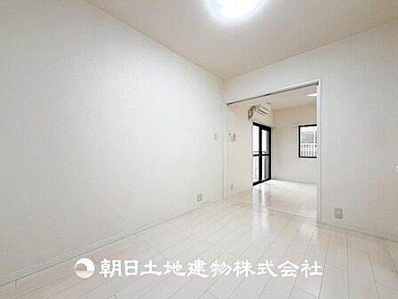 【リビング】大切なご家族、招いた友人と過ごすひと時を溢れる光が優しく包み込む空間。大切な人とともに、心穏やかに過ごすひととき。家族との時間、自分の時間を大切にできる空間を作りました。