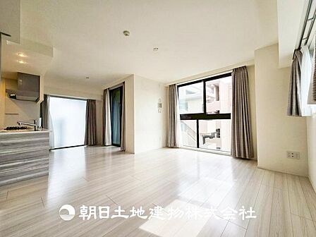 【リビング】1日の中で最も長い時間を過ごすことになるリビングだからこそ、いつも笑顔があふれる空間であるように。広々とした空間から幸せな未来を。