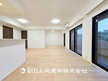 【リビング】開放的で明るい空間が広がるLDK。リビングには潤沢な太陽が降り注ぎ、爽やかな住空間を演出できます
