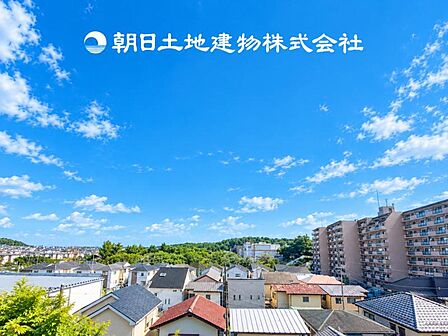 【眺望】部屋から眺める景色はお部屋のインテリアの一部です。開放感ある景色は季節や天候によって変化する素敵な絵画ですね!