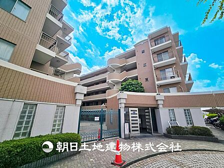 【現地外観】 子育てにも良い環境。緑に恵まれたエリアでゆとりある住環境が整っています。