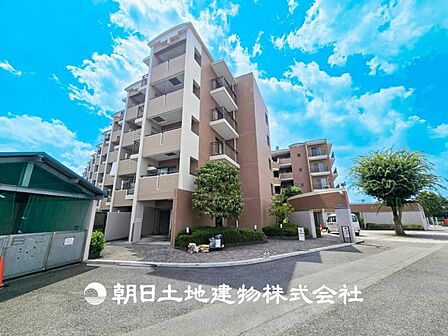 【現地写真】爽やかな青空の下に贅沢なほどに降り注ぐ陽光、豊かな居住性と、クオリティが見事に調和した空間は、住まうことの喜びを感じさせてくれます。