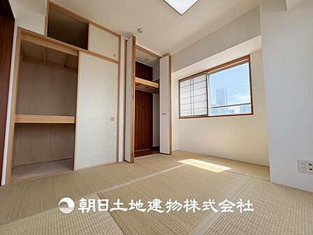【和室】近年減少傾向にありますが、和室があることで落ち着きと癒しの空間が生まれます。来客時の客室としても利用できますし、お子様のプレイルームやお昼寝に良いお部屋です。