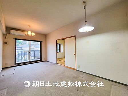 【リビング】 開放的で明るい空間が広がるLDK。リビングには暖かな太陽が降り注ぎ、爽やかな住空間です。お友達を呼んでお茶をしたり、一緒に料理を楽しみながら楽しい時間を。 