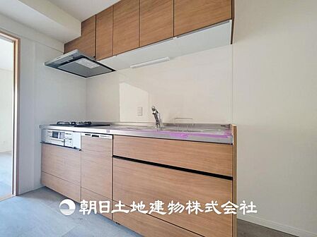 【キッチン】住宅の主役でもあり、日常生活を過ごす上で重要な水回りでもあるからこそ機能性・デザイン性に拘りました。お掃除のしやすいシステムキッチンを設置しました。