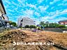 外観：【現地写真】爽やかな青空の下に贅沢なほどに降り注ぐ陽光、豊かな居住性と、クオリティが見事に調和した空間は、住まうことの喜びを感じさせてくれます。