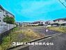 外観：【現地写真】 低層一戸建てを中心とした街並みが整然と続き周辺は高い建物がないので、採光や開放性に恵まれ、空が広く閑静な環境です。