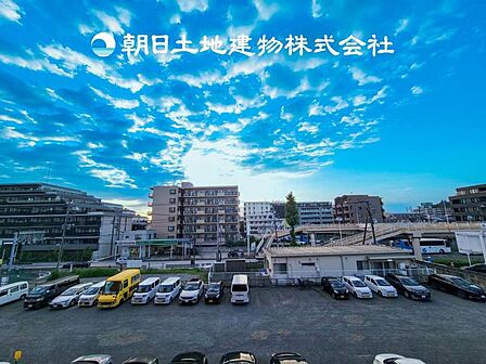 【眺望】太陽に愛された家。陽当り・通風に優れた魅力的で快適さを追求した住宅です。ここに住むからこそ意味がある。そんな特別感に浸りながら、毎日をお過ごし下さい。