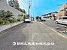 外観：【前面道路】前面はゆとりのある道路で開放的です。