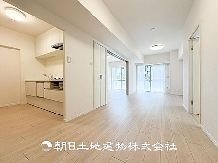 【リビング】開放的で明るい空間が広がるLDK。リビングには暖かな太陽が降り注ぎ、爽やかな住空間です。お友達を呼んでお茶をしたり、一緒に料理を楽しみながら楽しい時間を。