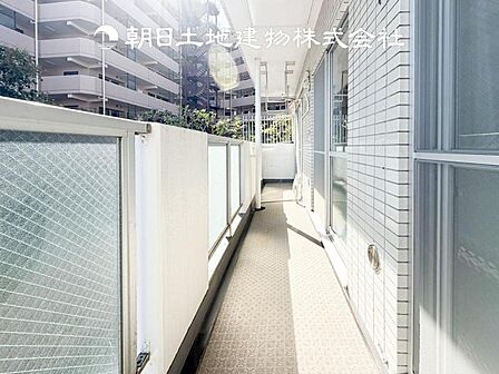 【バルコニー】温かい太陽を感じる事ができるのは、目の前に遮るものが無いから。彼方に広がる風景が絵画のように広がります。