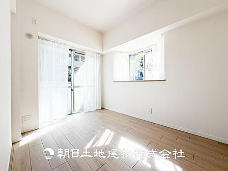 【居室】爽やかな空間演出とセンス良く纏められた室内は良質な寛ぎ空間。そこで暮らす大切な人達のことを考え造りこんだ空間は日々の生活に安らぎを与えてくれます。