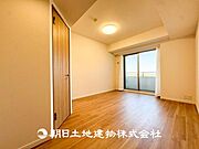 【居室】爽やかな空間演出とセンス良く纏められた室内は良質な寛ぎ空間。そこで暮らす大切な人達のことを考え造りこんだ空間は日々の生活に安らぎを与えてくれます。