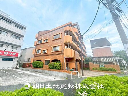 【外観写真】表現された空間はたくさんの光を浴び、風を感じ、暮らしの時間を豊かにしてくれます。デザインされた空間と競い合うかのような充実した建物と共に大切な家族の思い出を刻んでいきます。