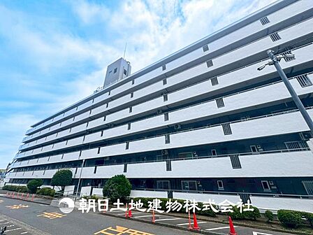 【外観・立地】家族の色を映し出す洗練された邸宅は、ずっと輝き続けながらいつしか街の風景に溶け込み人と共に歩んいきます。