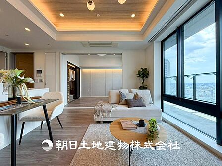 【リビング】開放的で明るい空間が広がるLDK。リビングには潤沢な太陽が降り注ぎ、爽やかな住空間を演出できます