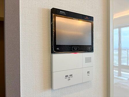 【モニター付インターホン】お子様のお留守番にも安心なTVモニタ付インタホン。来客者を確認できる上に留守中の録画もできます