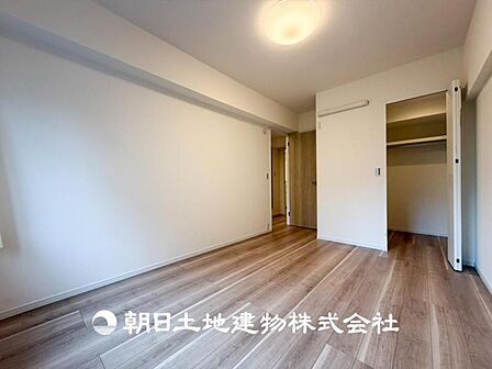【洋室】一人時間を快適にすごせるように、落ち着いて過ごせる癒しと寛ぎの空間が欲しい。そんな願いを叶えました。