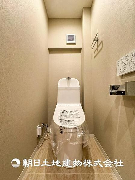 【トイレ】家族みんなが毎日使う場所だから。お掃除がしやすい方はいい。汚れをふき取り易いフロアと壁紙をチョイス致しました