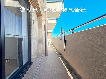 【バルコニー】南向きの広いバルコニーから、暮らしの中でのたくさんの光と心地よい風を感じられる癒し空間です。