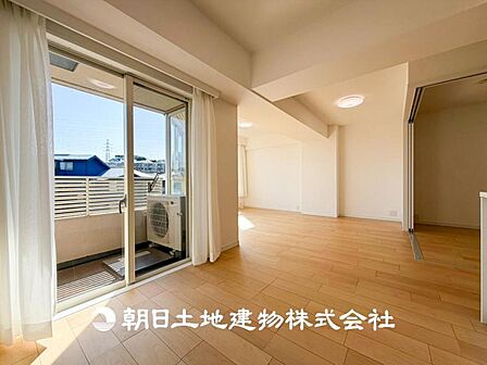 【リビング】開放的で明るい空間が広がるLDK。リビングには潤沢な太陽が降り注ぎ、爽やかな住空間を演出できます