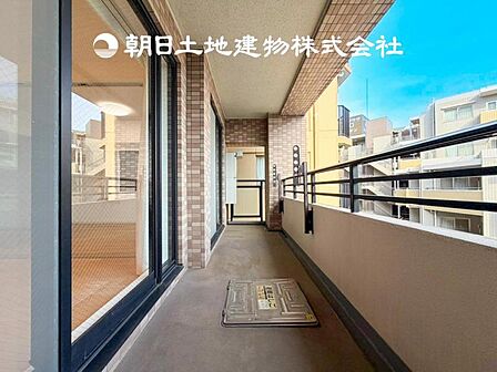【バルコニー】太陽に愛された家。陽当り・通風に優れた魅力的で快適さを追求したプライベート空間です。