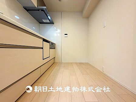 【キッチン】シンプルでスタイリッシュなカウンターキッチンです。小さなお子様を安心して遊ばせながら家事ができます。