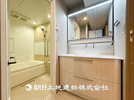 【洗面化粧台】落ち着いた清潔感のある空間は、身だしなみチェックや肌のお手入れに最適です。収納も十分でゆとりを持たせます。