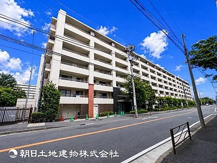 【外観写真】家族の色を映し出す洗練された邸宅は、ずっと輝き続けながらいつしか街の風景に溶け込んでいきます。